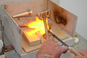 Pouring the metal into mould